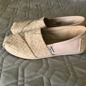 TOMS 8W Tribal Print Beige and off white.